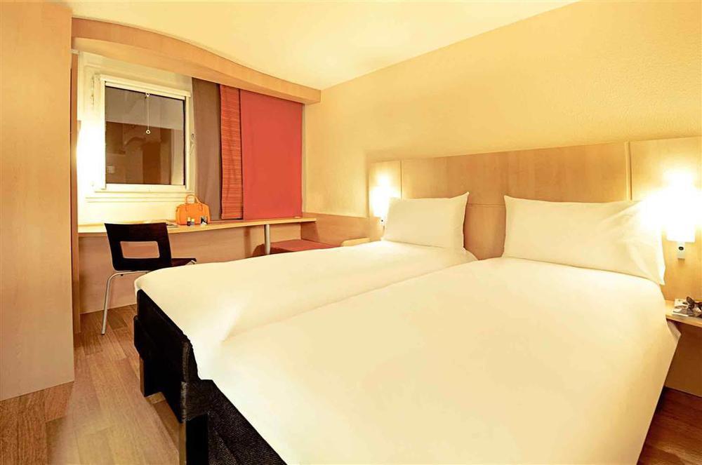 Hotel Ibis Maine Montparnasse Parigi Camera foto